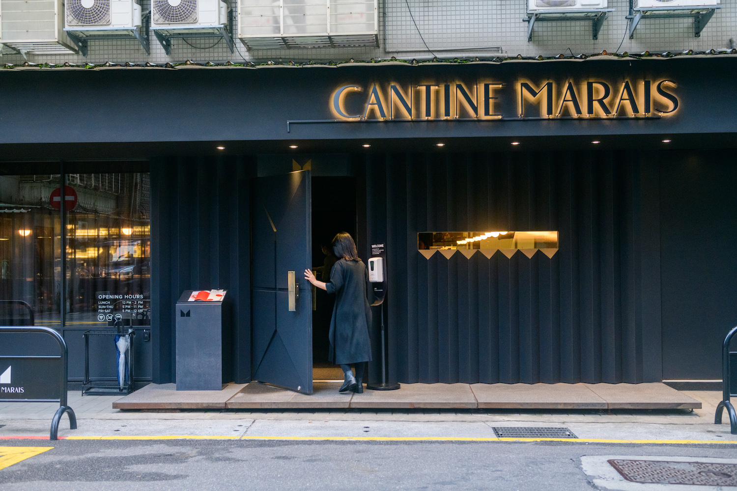 「瑪黑家居」旗下餐廳「Cantine Marais瑪黑餐酒」進軍台北東區,以歐陸菜色結合特色調酒。(李明宜攝)