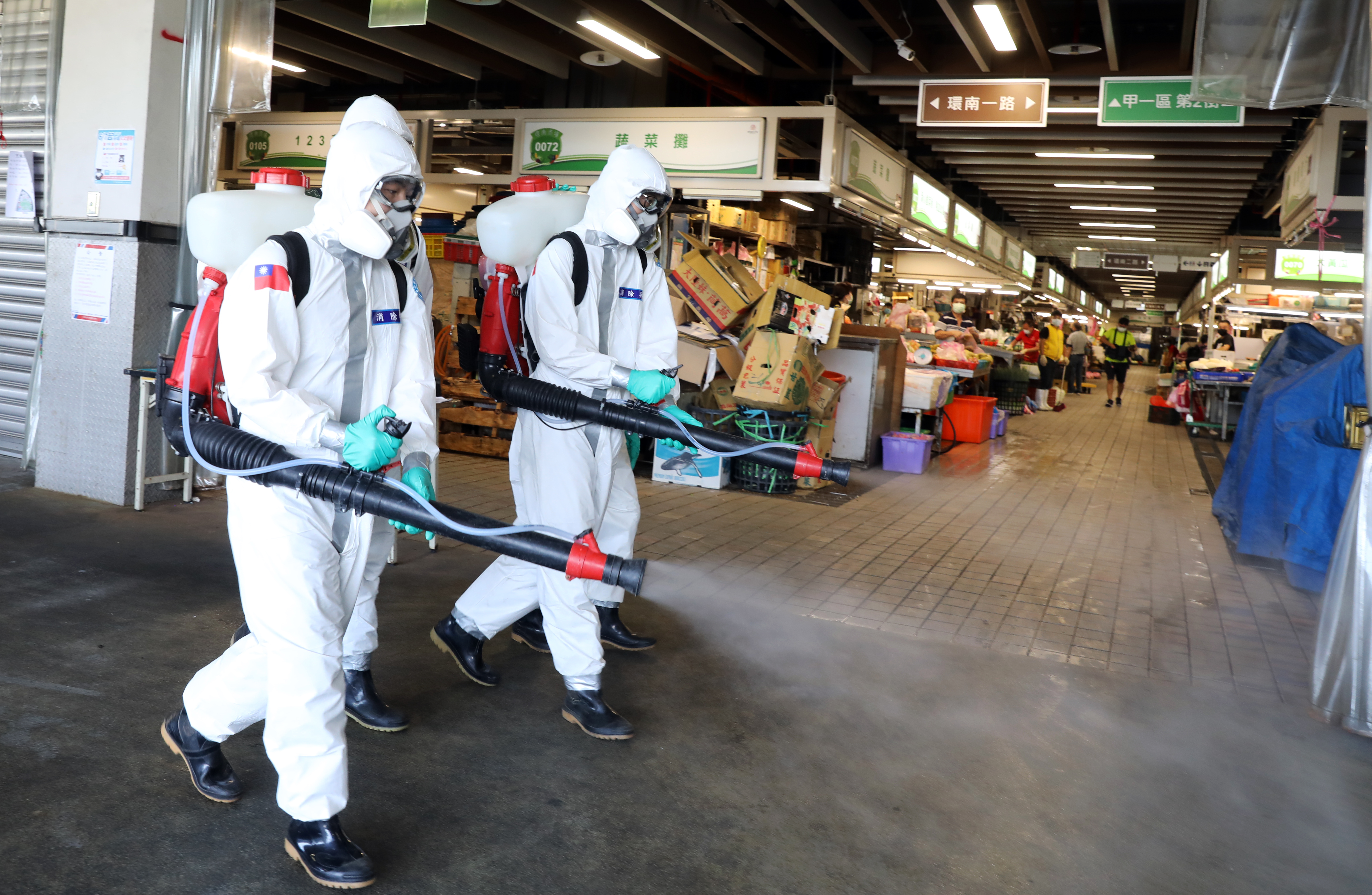 北市環南市場有41名攤商PCR為陽性，市府要求清消並休市3天。圖為上月國軍化學兵進行消毒。