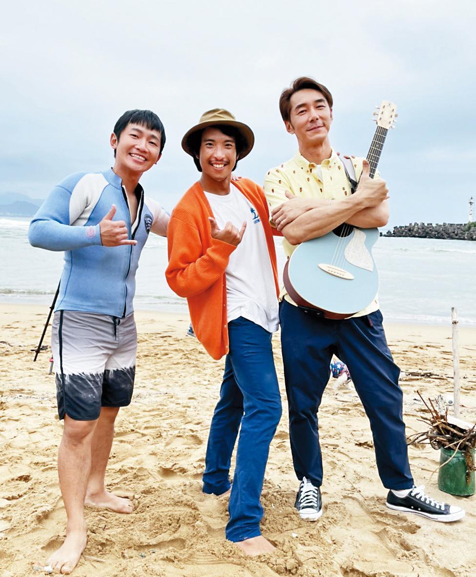 田廣潤(中)新歌〈東北季風〉,MV邀來「浪友」李李仁(右)、蔡昌憲(左)入鏡拍攝。(固力狗娛樂提供)