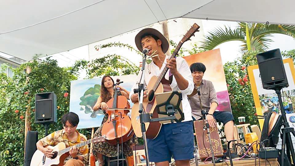 田廣潤(中)接觸音樂多年,直到近期才以衝浪歌手的身分回歸演藝圈。(翻攝自田廣潤臉書)