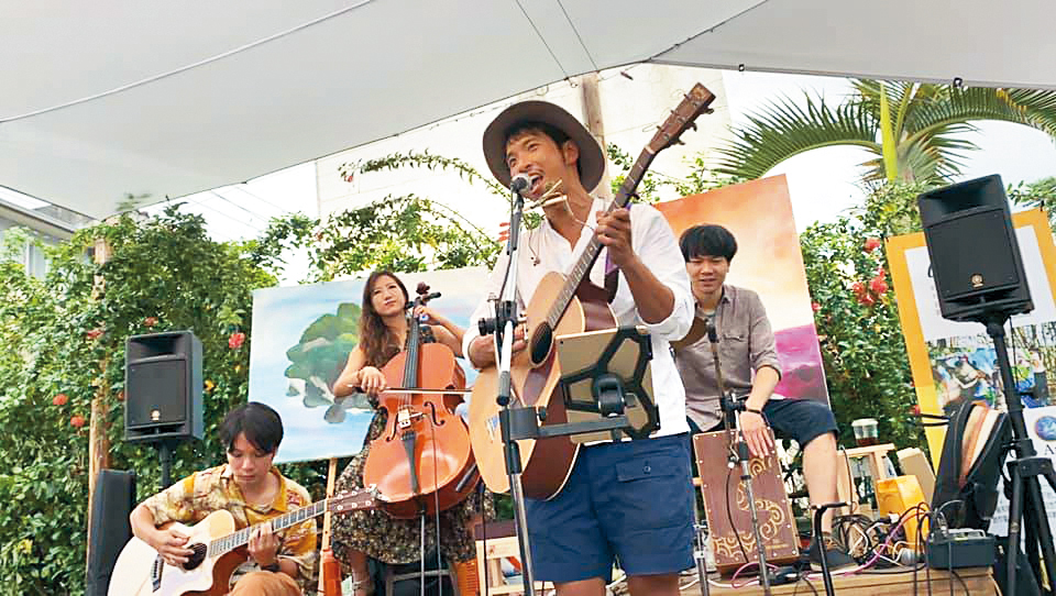 田廣潤(中)接觸音樂多年,直到近期才以衝浪歌手的身分回歸演藝圈。(翻攝自田廣潤臉書)