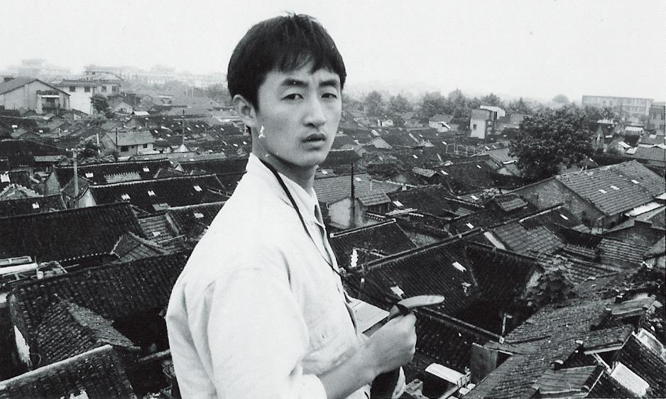 青年時代的聞海在揚州古城取景，25歲的他剛從北京電影學院畢業，攝於1996年。（聞海提供）