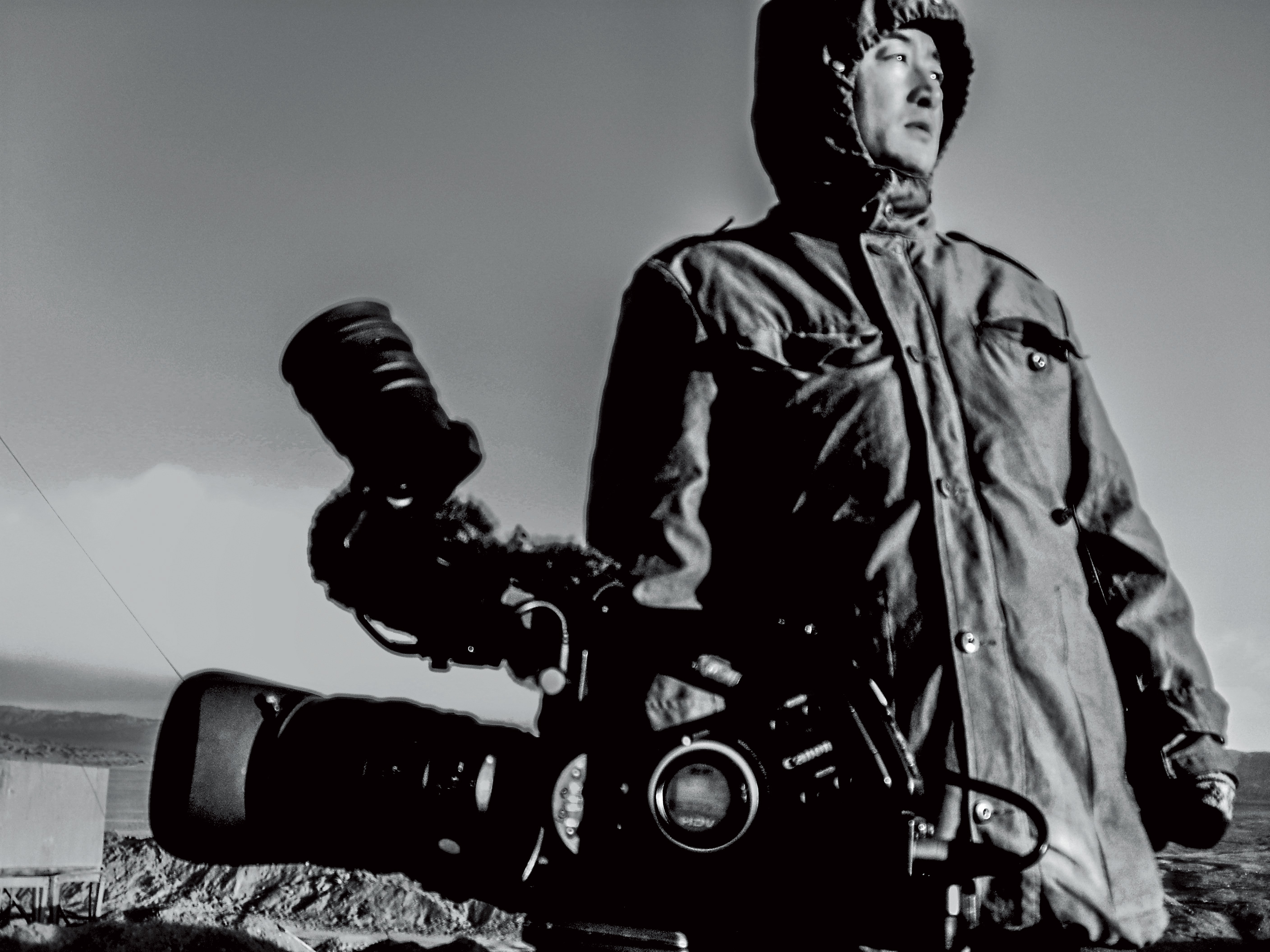 聞海（圖）2006年在青海高原花土溝，擔任王兵導演作品《原油》的攝影師。（聞海提供）