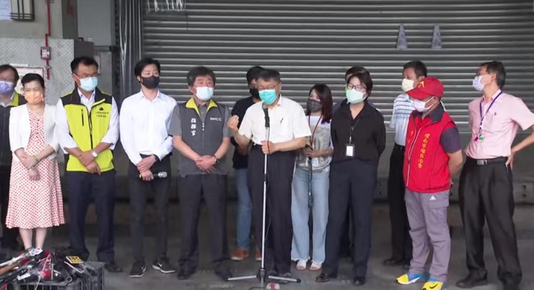 台北市長柯文哲於現場說明環南市場防疫措施。（翻攝疾管署Youtube）