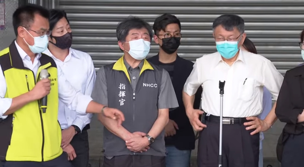 眼見會長越罵越兇，陳吉仲走近會長試圖讓他冷靜。（翻攝疾管署Youtube）
