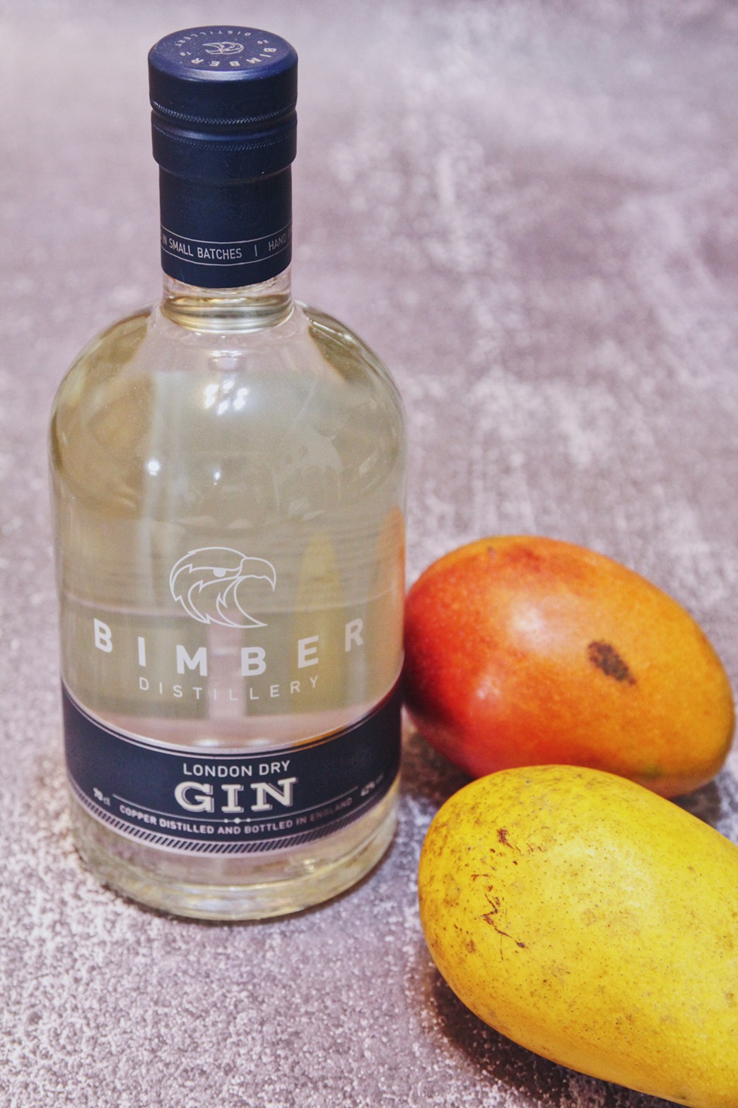 家裡有的是波蘭賓堡酒廠出產的「Bimber London Dry Gin」,口感帶有溫暖柑橘調。