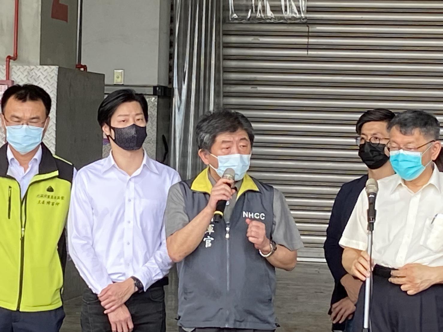 中央流行疫情指揮官陳時中前往環南市場與北市府共同召開記者會。（指揮中心提供）