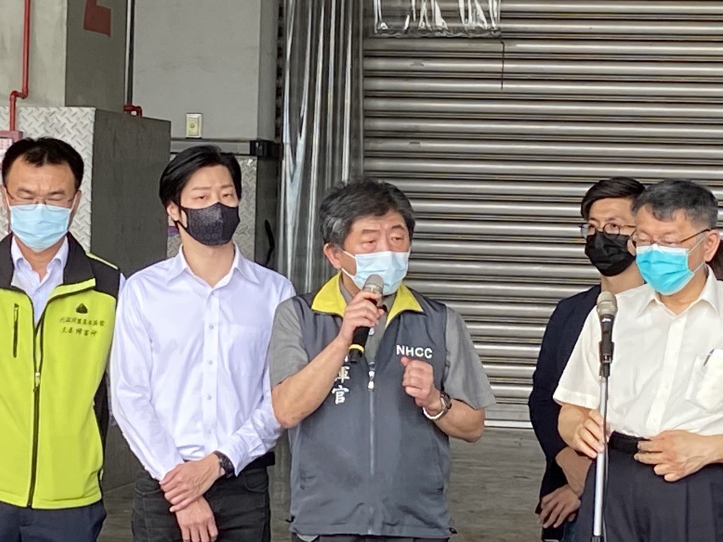 中央流行疫情指揮官陳時中前往環南市場與北市府共同召開記者會。（指揮中心提供）