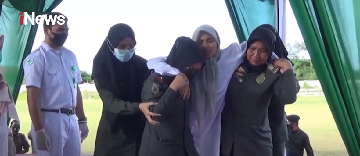 印尼一名女子與男友發生婚前性行為，遭法院判處公開鞭刑100下。(翻攝iNews）