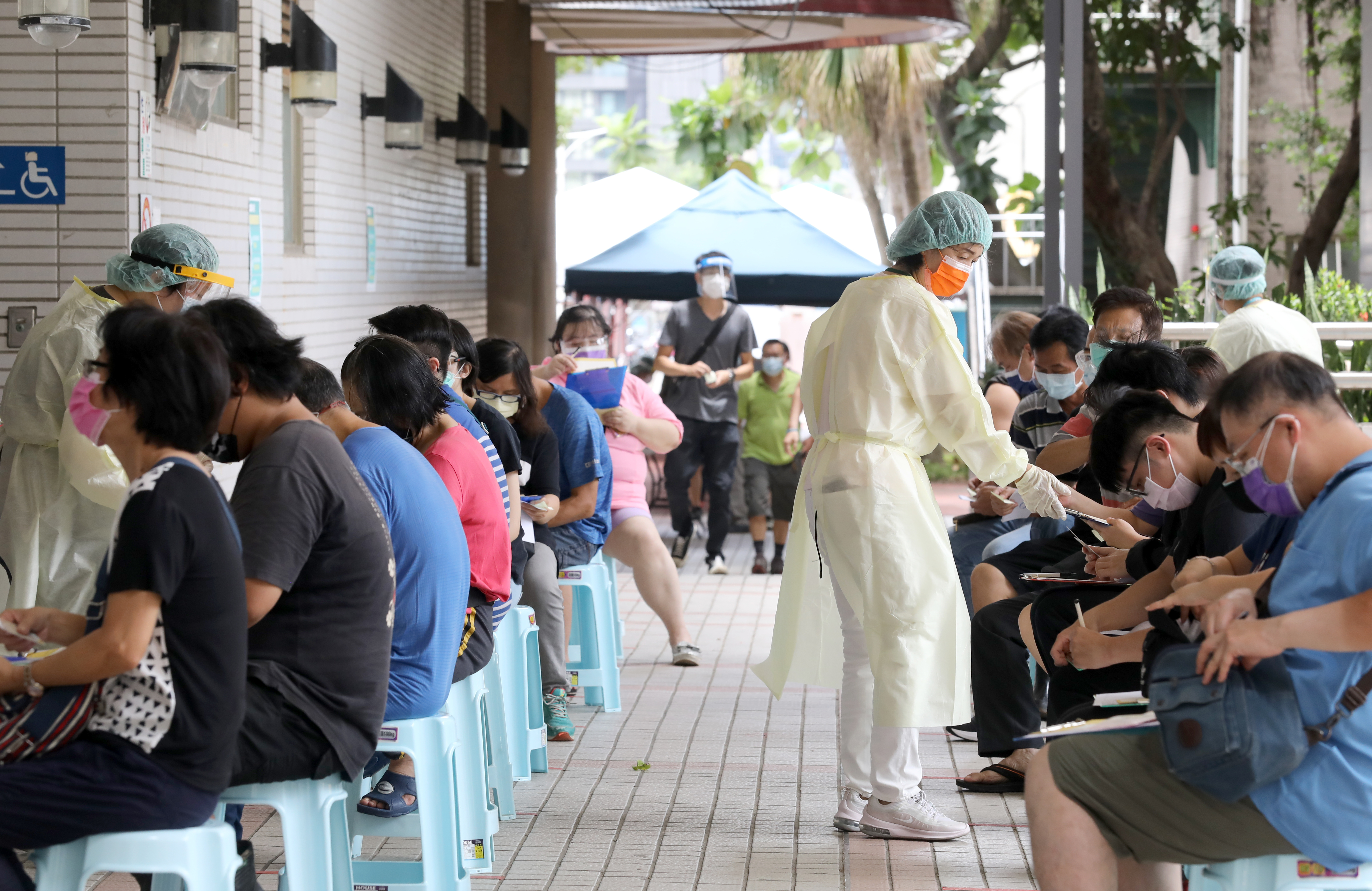 北市環南市場今爆出41名篩檢陽性者，對此萬華區立委林昶佐批評北市防疫效率過慢；圖為環南市場攤商6月前往大安高工打疫苗。（本刊資料照）