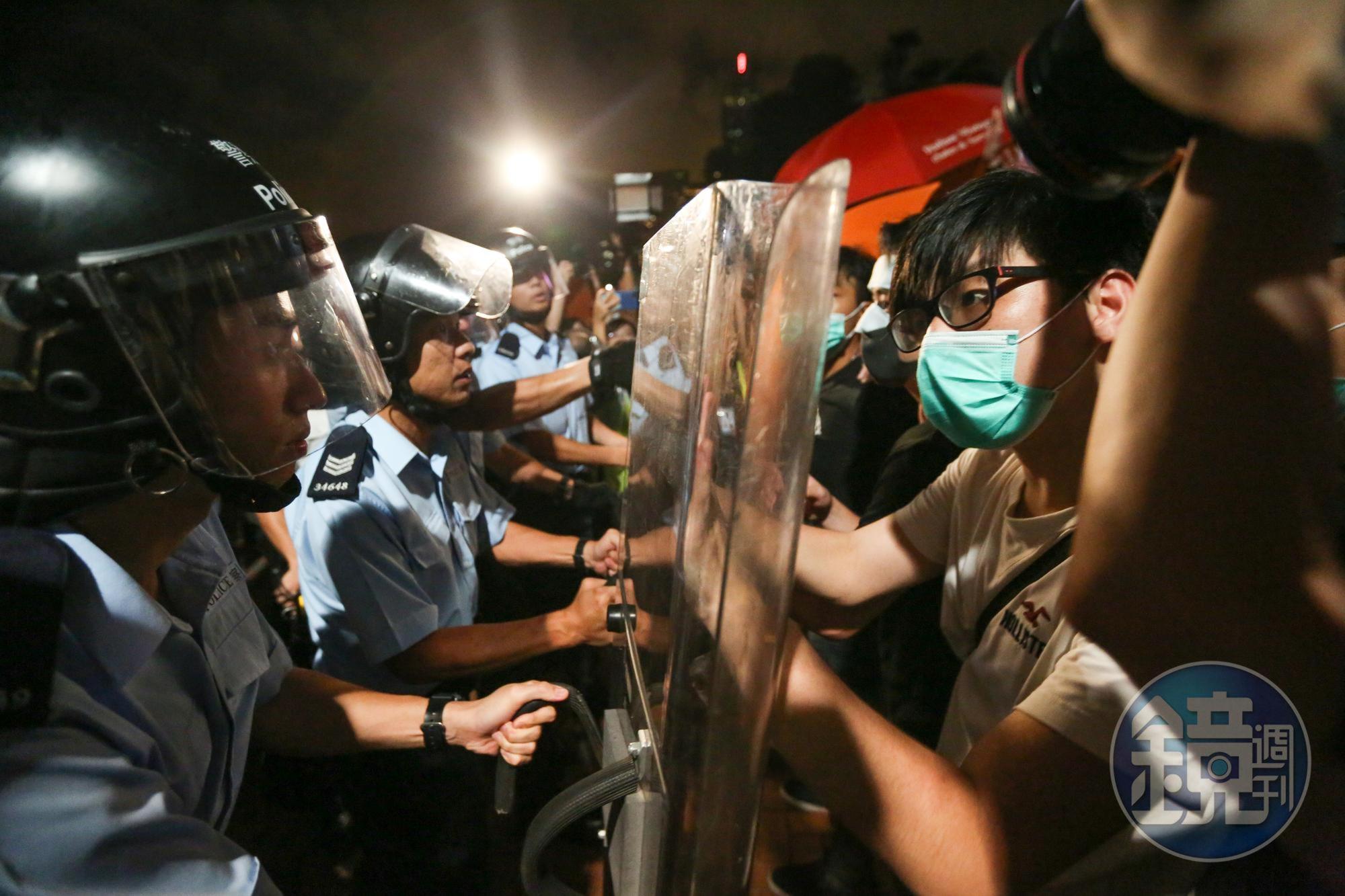 2019年中共強硬通過港版國安法,香港人民因而上街遊行反對,多次爆發警民衝突。(本刊資料照)