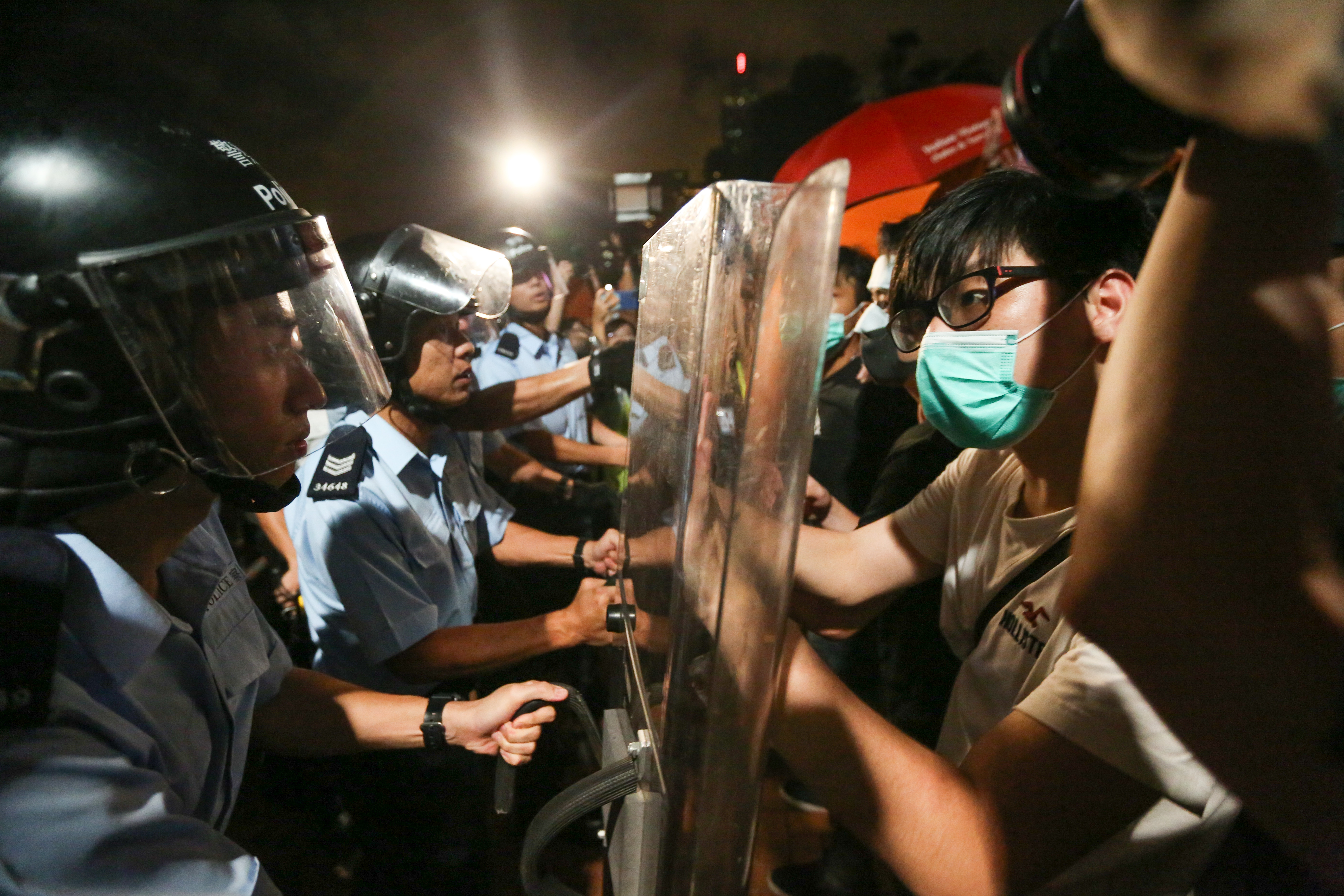 2019年中共強硬通過港版國安法,香港人民因而上街遊行反對,多次爆發警民衝突。(本刊資料照)