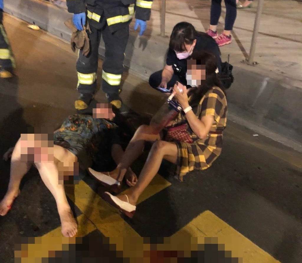 景安捷運站5名行人遭到酒駕的黃姓男子迎面撞上，痛苦的在路邊哀號。（翻攝畫面）