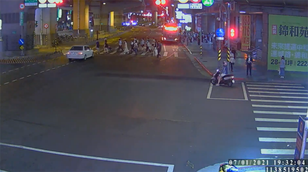 監視器拍下黃男駕駛的白色自小客車高速撞擊行人的畫面。（翻攝畫面）