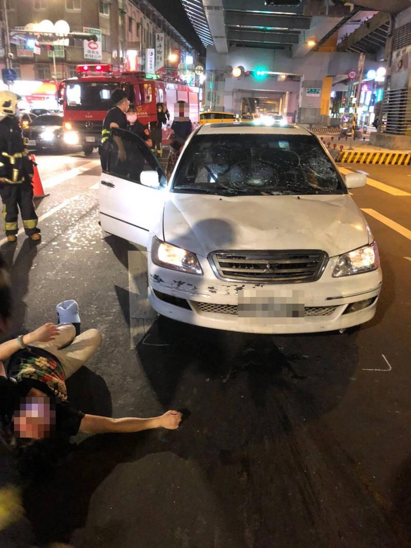在高速撞擊行人的狀態下，車輛的前方擋風玻璃都已經碎裂成蜘蛛網狀。（翻攝畫面）