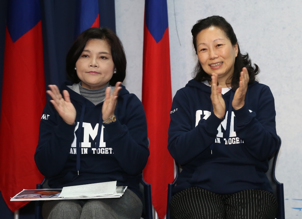 雲林縣長張麗善（左）、花蓮縣長徐榛蔚與江啟臣等人呼籲中央授權對外購買疫苗。（本刊資料照）