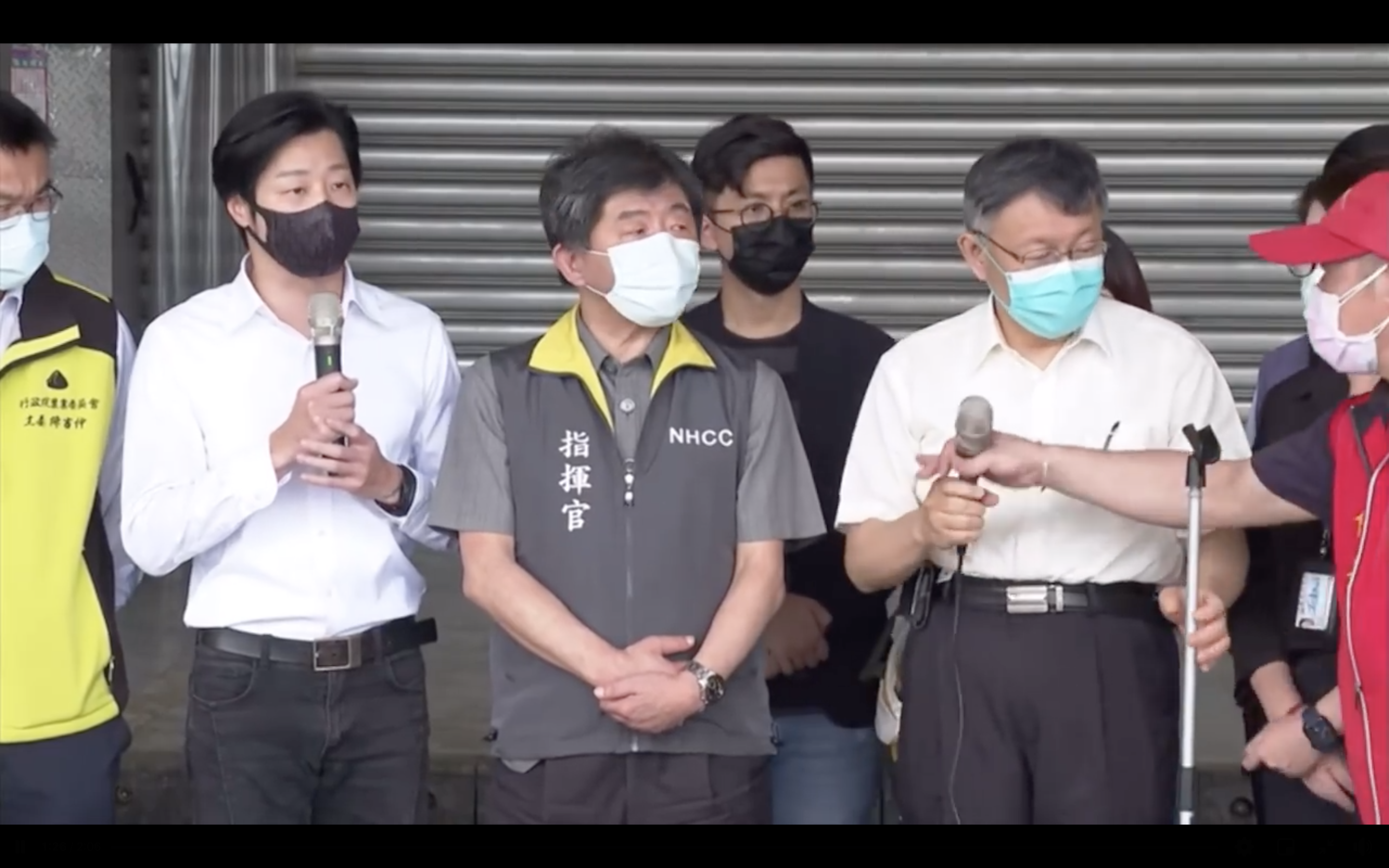 環南市場自治會會長（右）搶走台北市長柯文哲手中的麥克風，怒嗆無黨籍立委林昶佐（左）。（翻攝自疾管署YouTube）