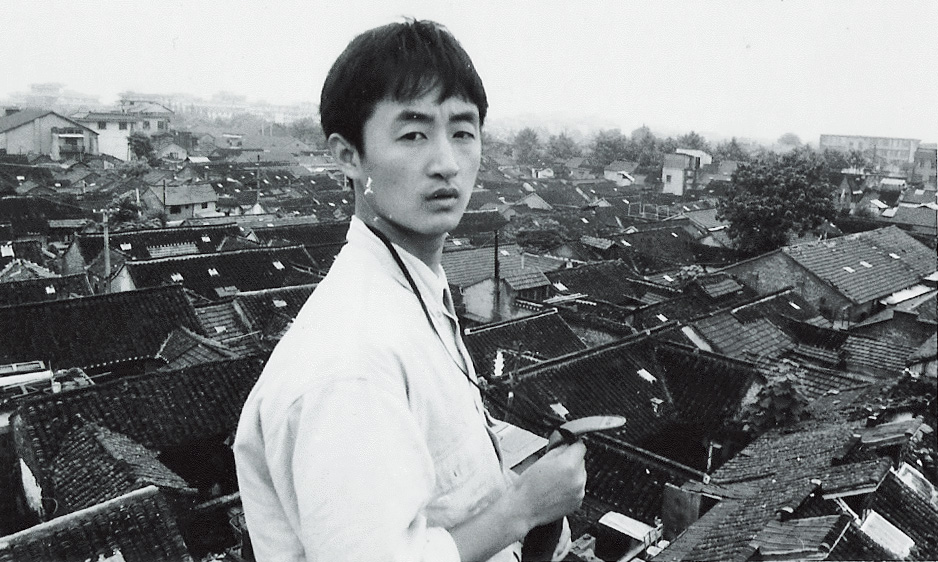 青年時代的聞海在揚州古城取景，25歲的他剛從北京電影學院畢業，攝於1996年。（聞海提供）