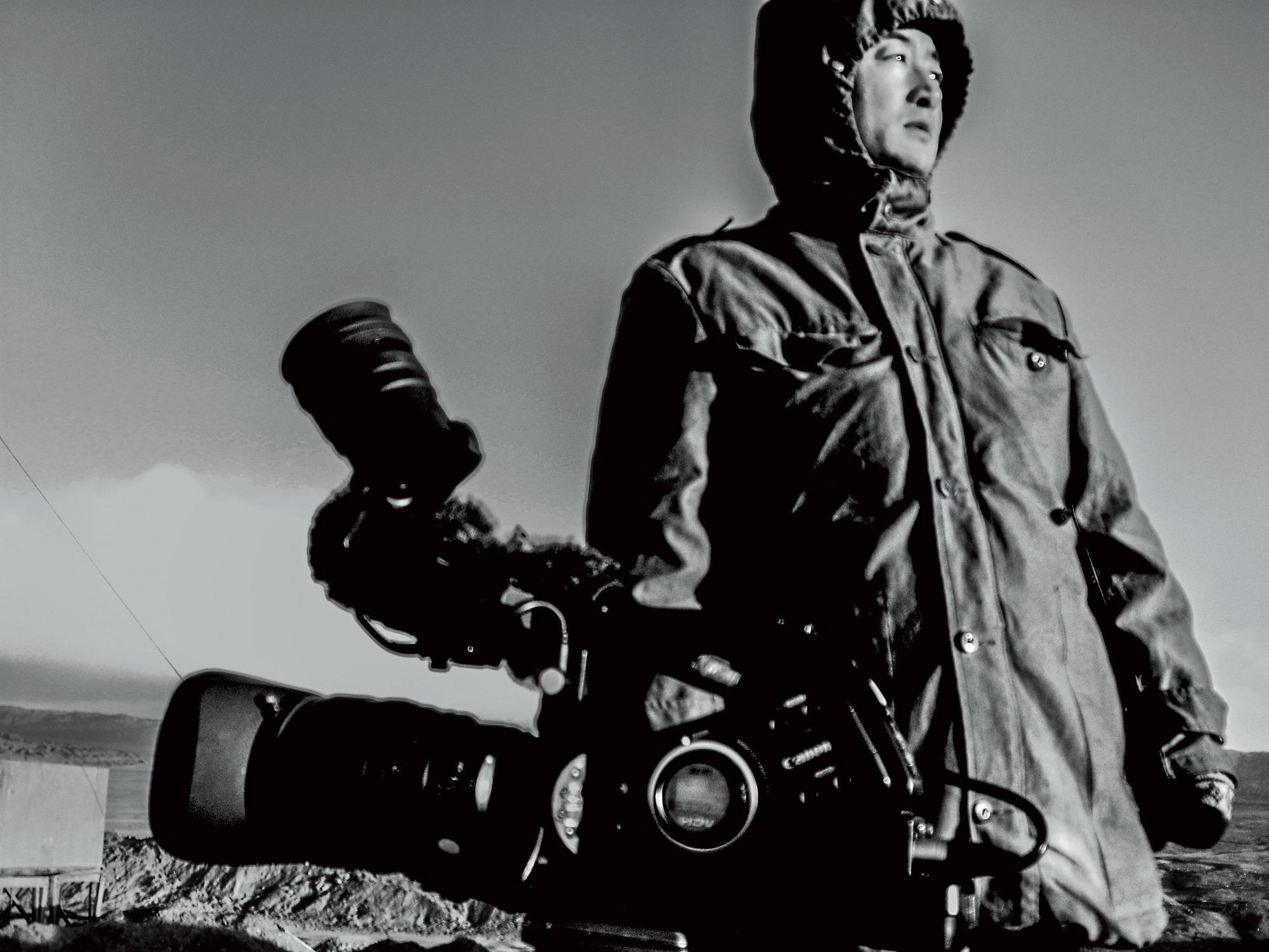 聞海2006年在青海高原花土溝,擔任王兵導演作品《原油》的攝影師。(聞海提供)
