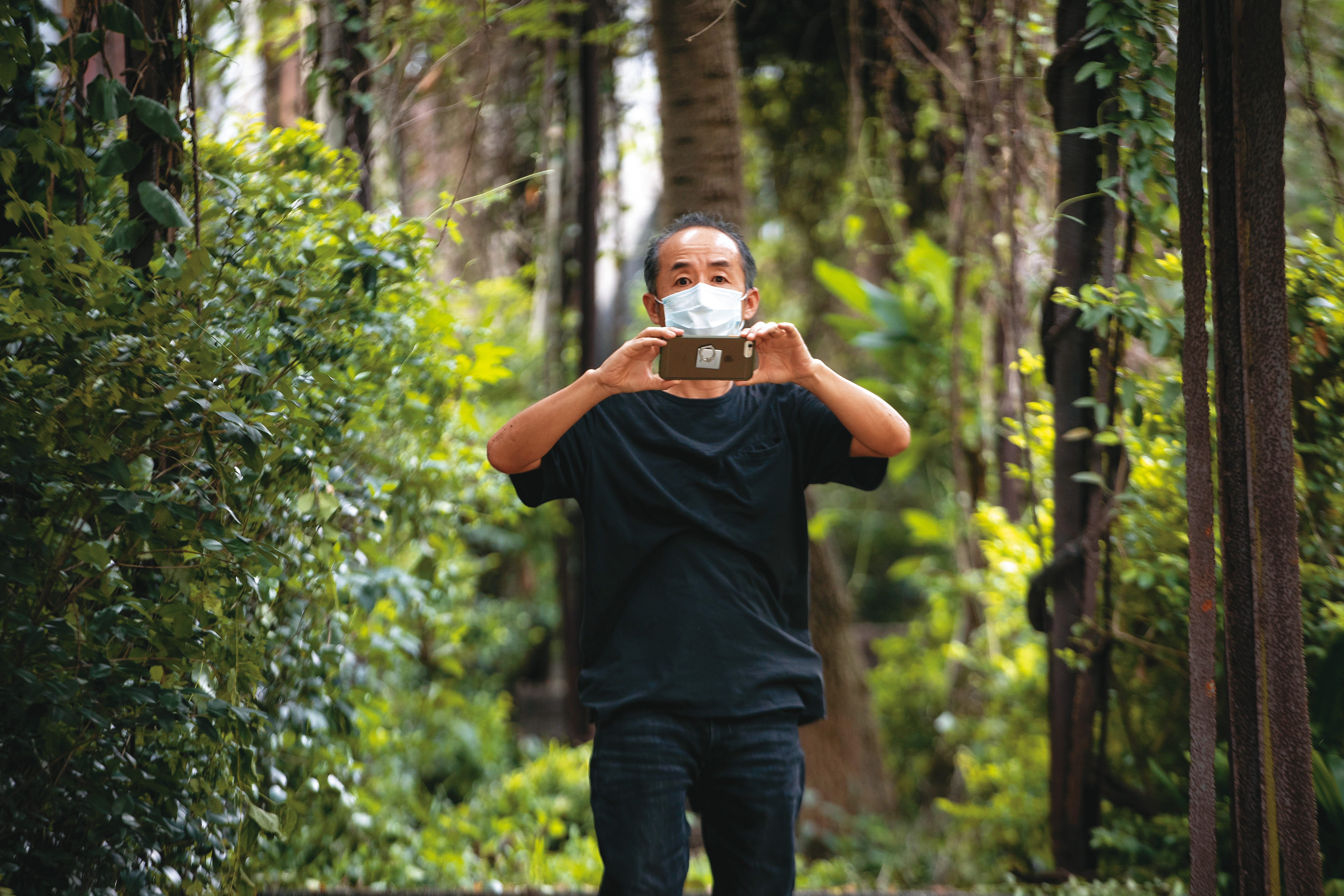 紀錄片導演習慣在鏡頭後方凝視眾人，但近年為了推廣中國其他導演的紀錄片，聞海被迫走到鏡頭前，見證他們這一代被消失的聲音。