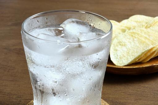 雪碧是許多人夏日消暑的選擇。（示意圖，photoAC）