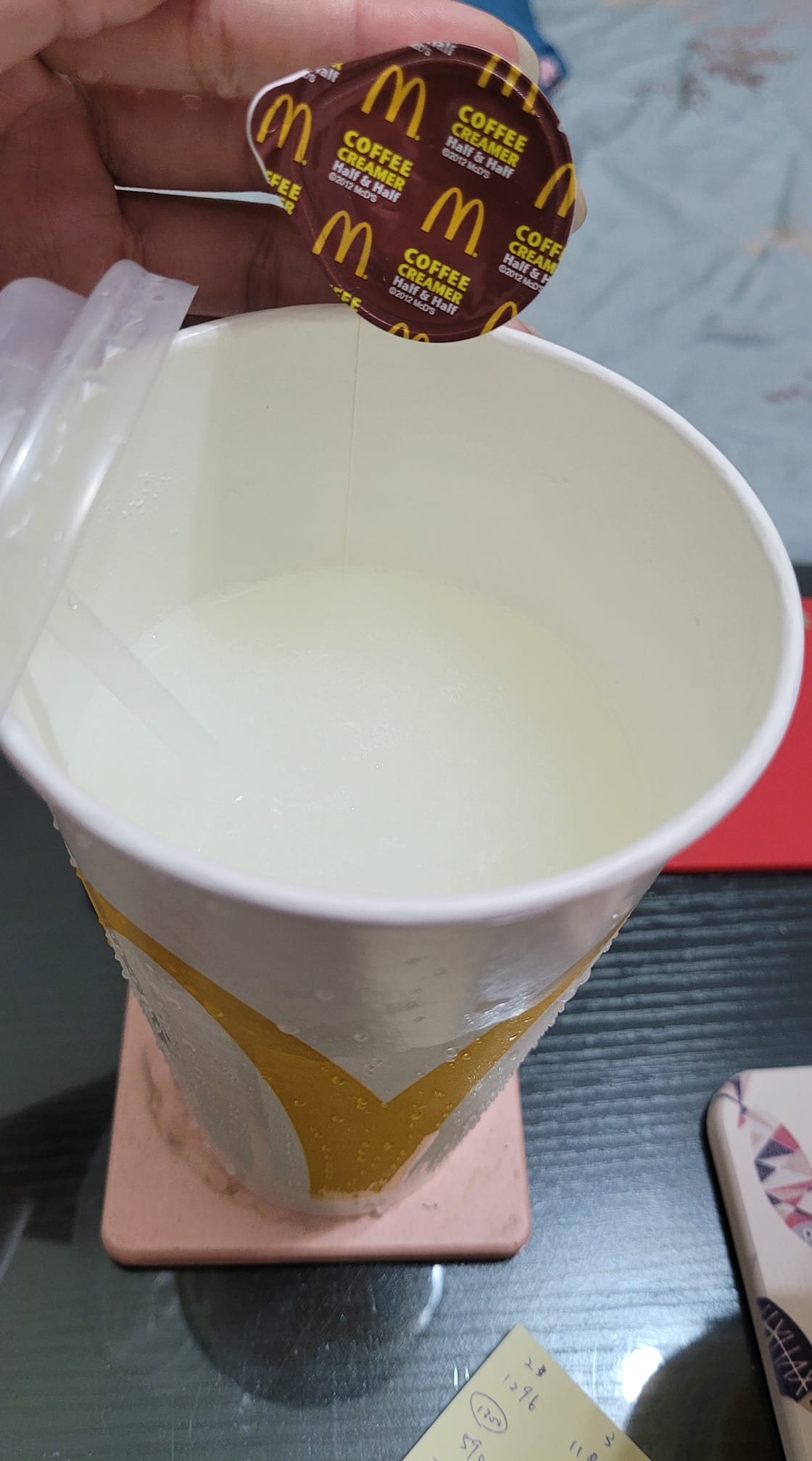網友本來聽到「雪碧加奶精」的作法有點傻眼,但許多人大讚這種喝法超美味。(翻攝自臉書社團爆廢公社二館)