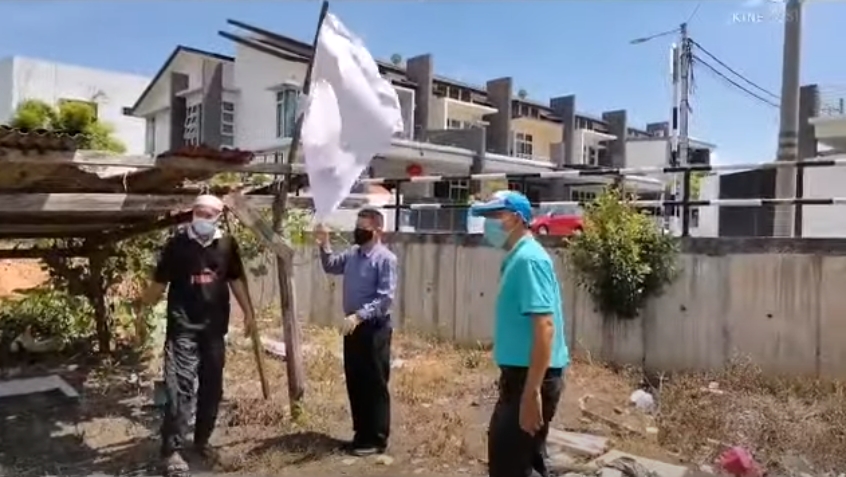 大馬民眾發起掛白旗自救的活動，卻傳出關丹有民眾遭警方刁難的情況。（翻攝自星洲日報YouTube）