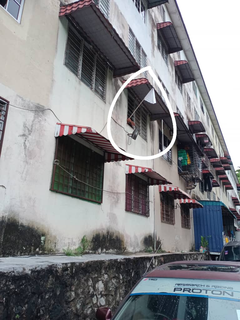 大馬封鎖延長，生計受影響的民眾掛起白旗自救。（翻攝自@zuraida_my推特）