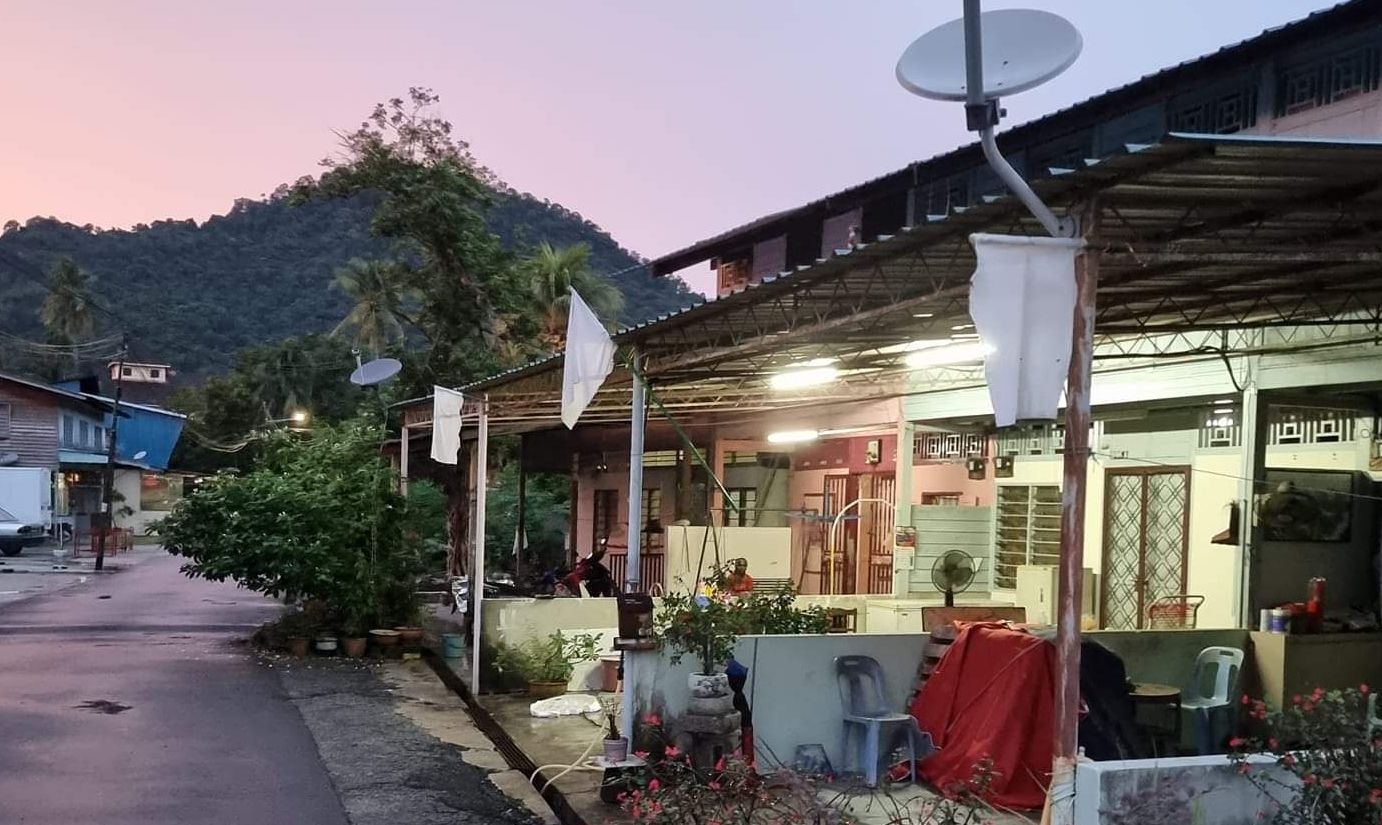 大馬封鎖延長,生計受影響的民眾掛起白旗自救。(翻攝自@scheekeong推特)