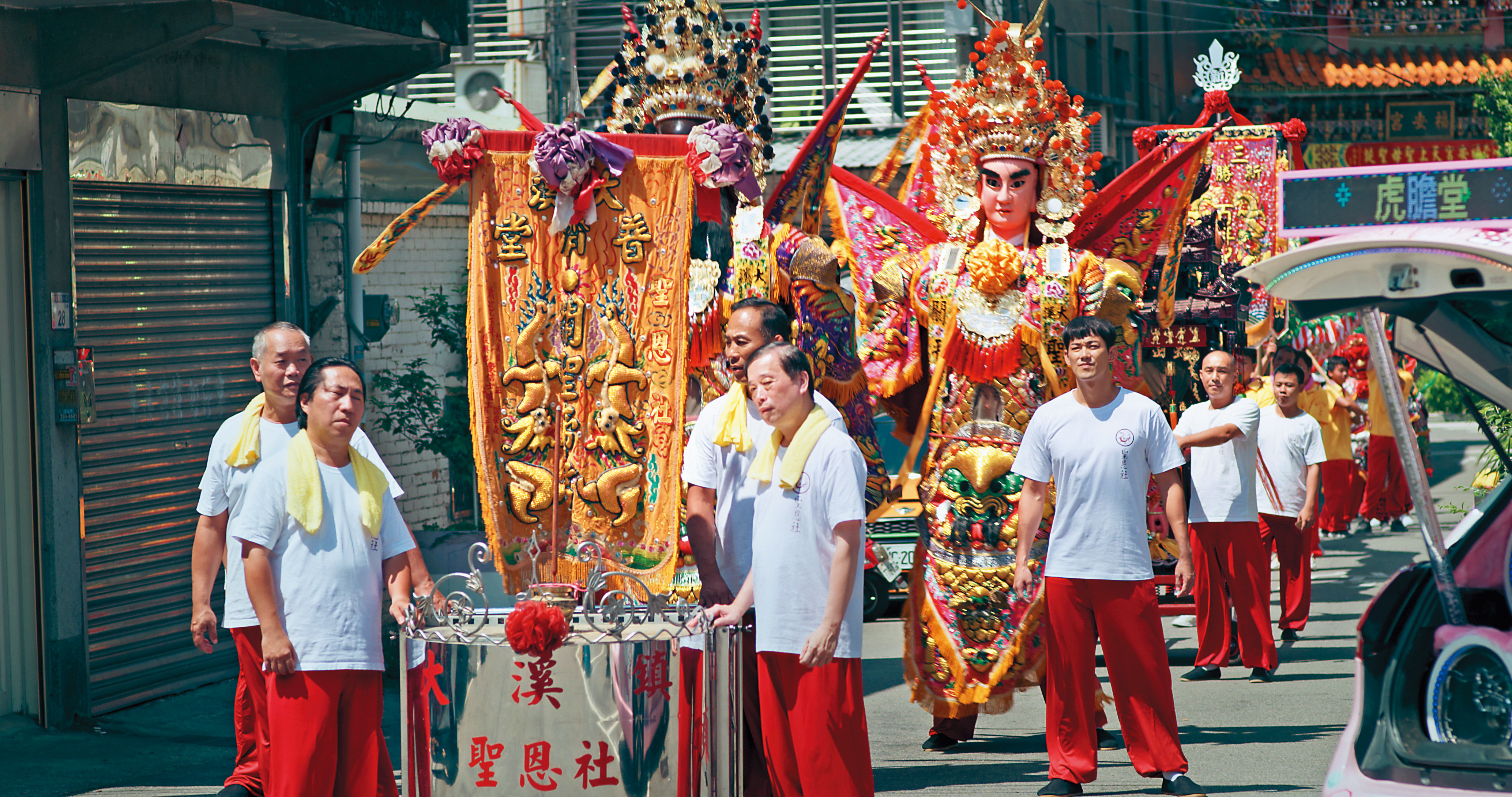 《神之鄉》以桃園大溪「普濟堂」遶境儀式為背景,展現台灣特有宮廟文化。(東森電視、映畫提供)