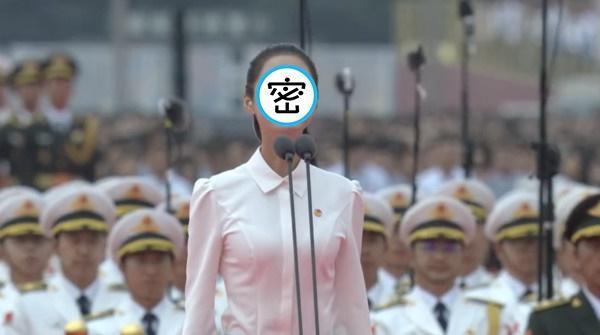 共青團正妹馮琳7萬人前領頌獻辭,外型亮麗,掀起關注。(翻攝CCTV)