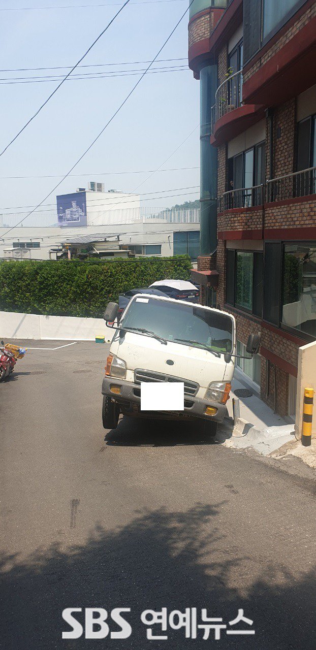 由於道路高度過陡，曾造成載貨卡車向後滑的事故，不過龍山廳道路交通科表示應為超載所致。（翻攝自SBS新聞）