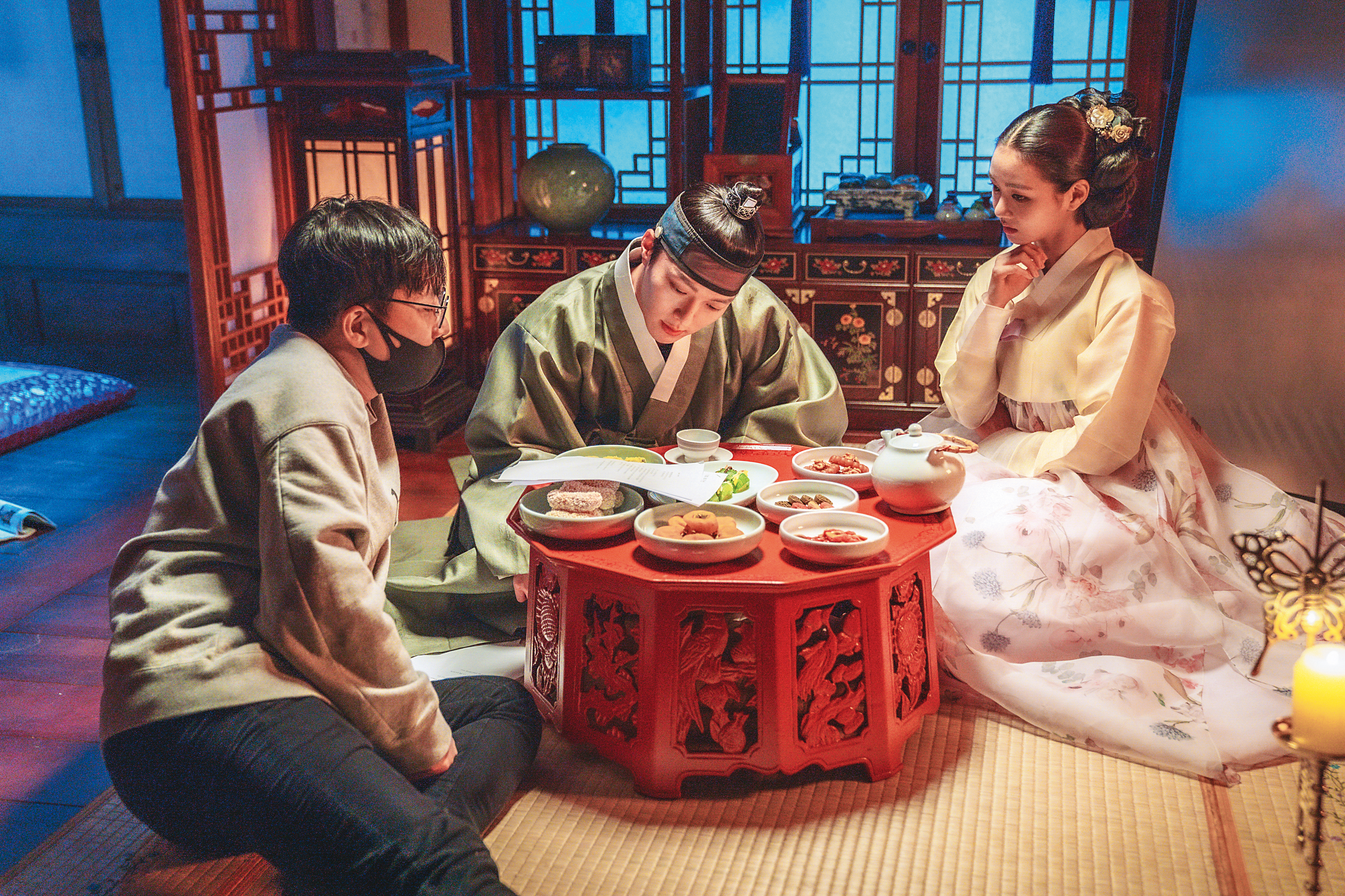 張基龍（中）飾演活了999年的九尾狐，導演南成祐（左）大讚他演技相當到位。（愛奇藝國際站提供）