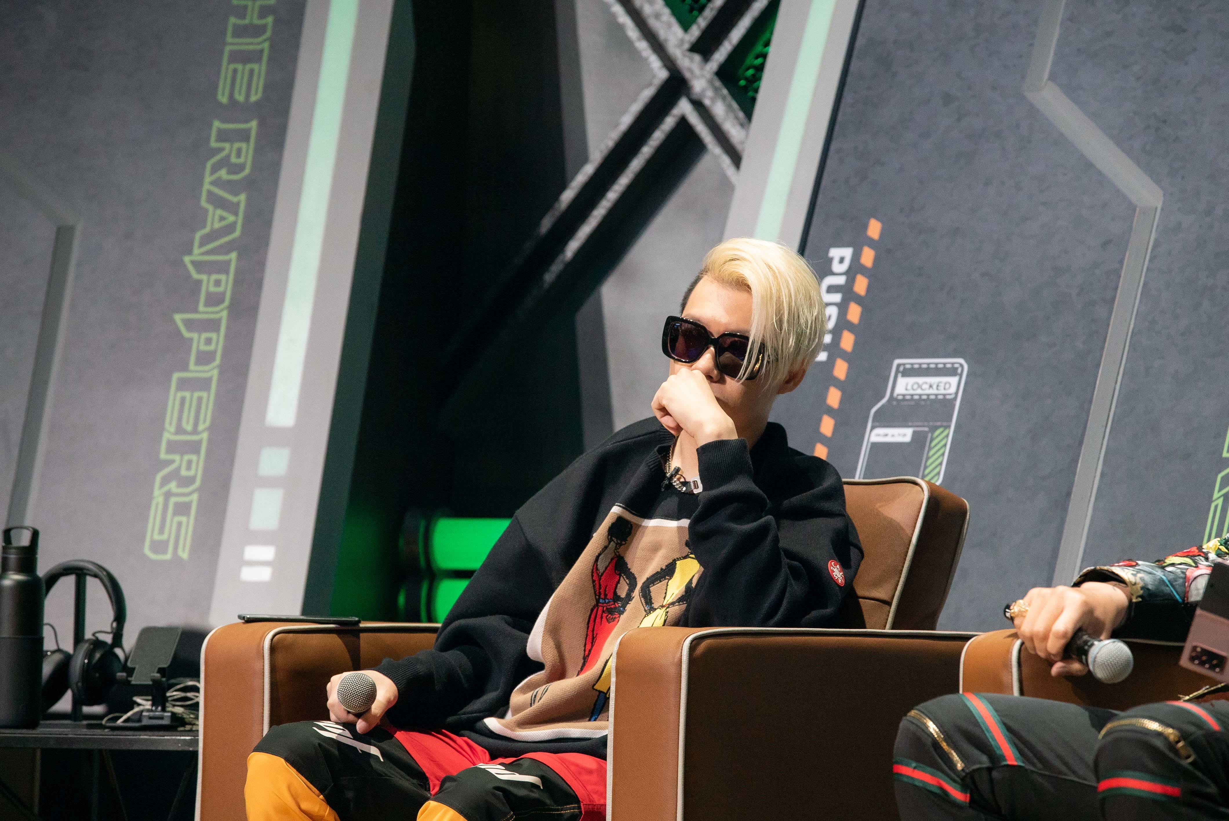 擔任節目導師的剃刀蔣見選手廝殺，直言：「就是要看你們血流成河」。（MTV提供）