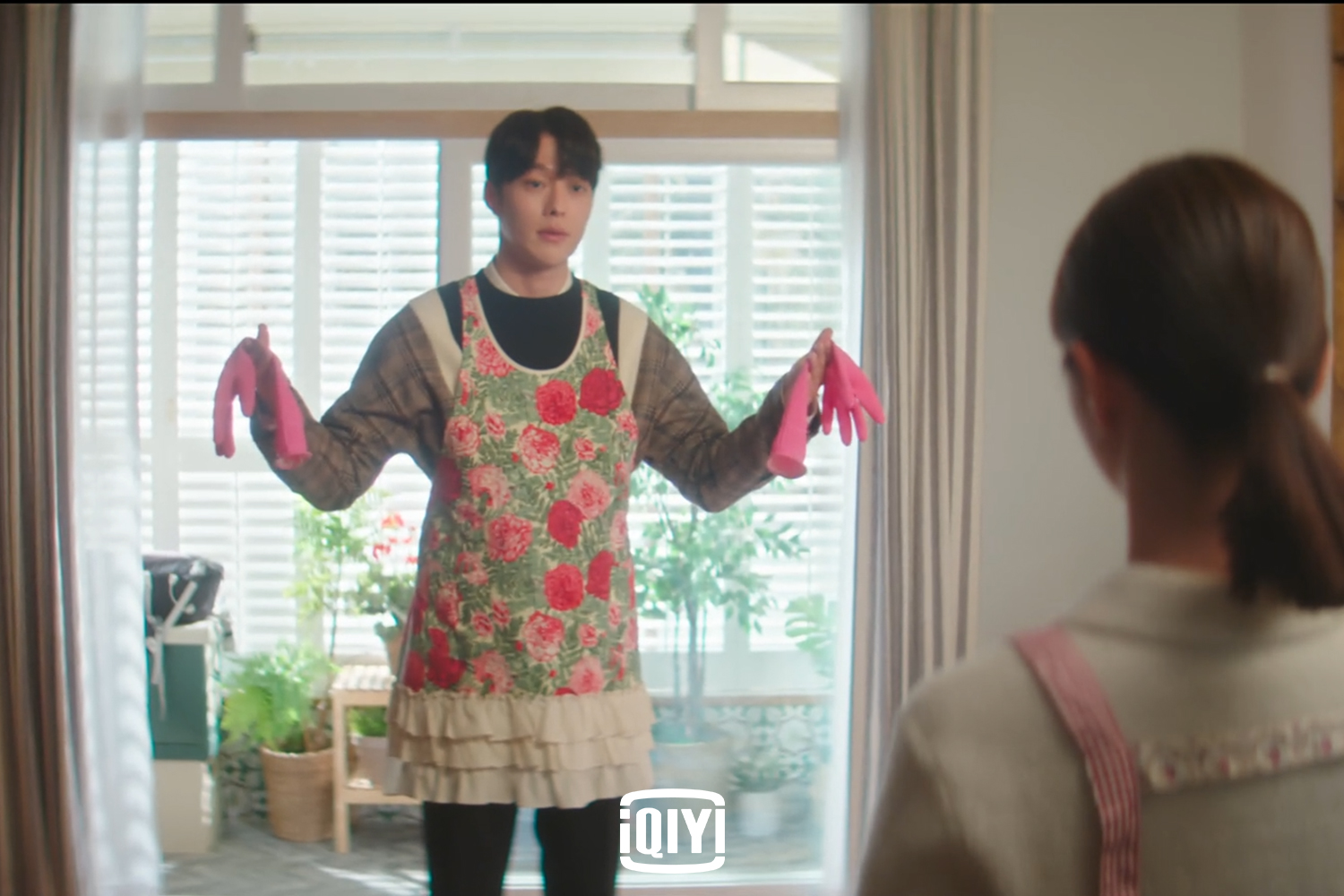 張基龍在《我的室友是九尾狐》穿上歐巴桑圍裙幫忙醃泡菜。（愛奇藝國際站提供）