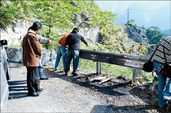 警方押解2名凶手到焚屍、棄屍地點進行模擬。(翻攝畫面)