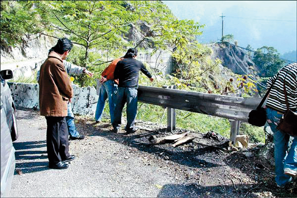 警方押解2名凶手到焚屍、棄屍地點進行模擬。(翻攝畫面)