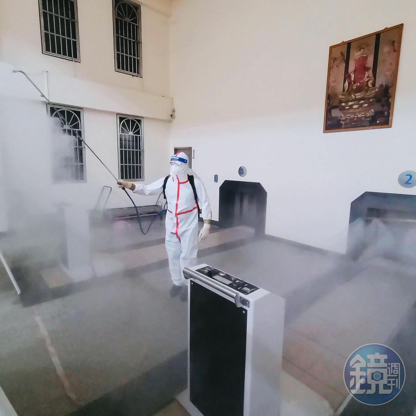  確診者大體入場火化前後，工作人員須進行環境消毒。（讀者提供）