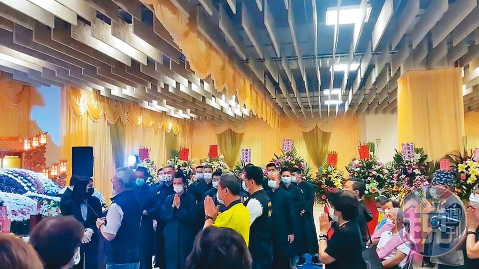 北埔鄉代會主席徐鏡明（黃衣者）堅持以親友身分參與家祭。（讀者提供）
