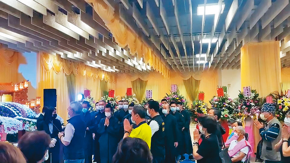 北埔鄉代會主席徐鏡明（黃衣者）堅持以親友身分參與家祭。（讀者提供）