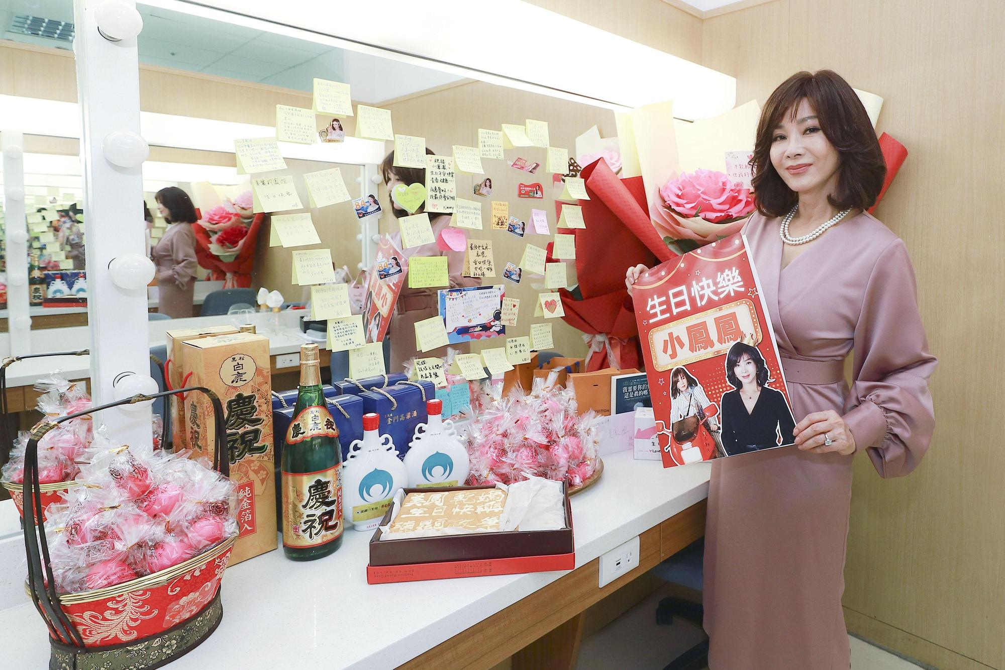 《黃金歲月》幫陳美鳳慶生,她更收到一籃168顆紅蛋,祝她「生活圓圓滿滿。(民視提供)