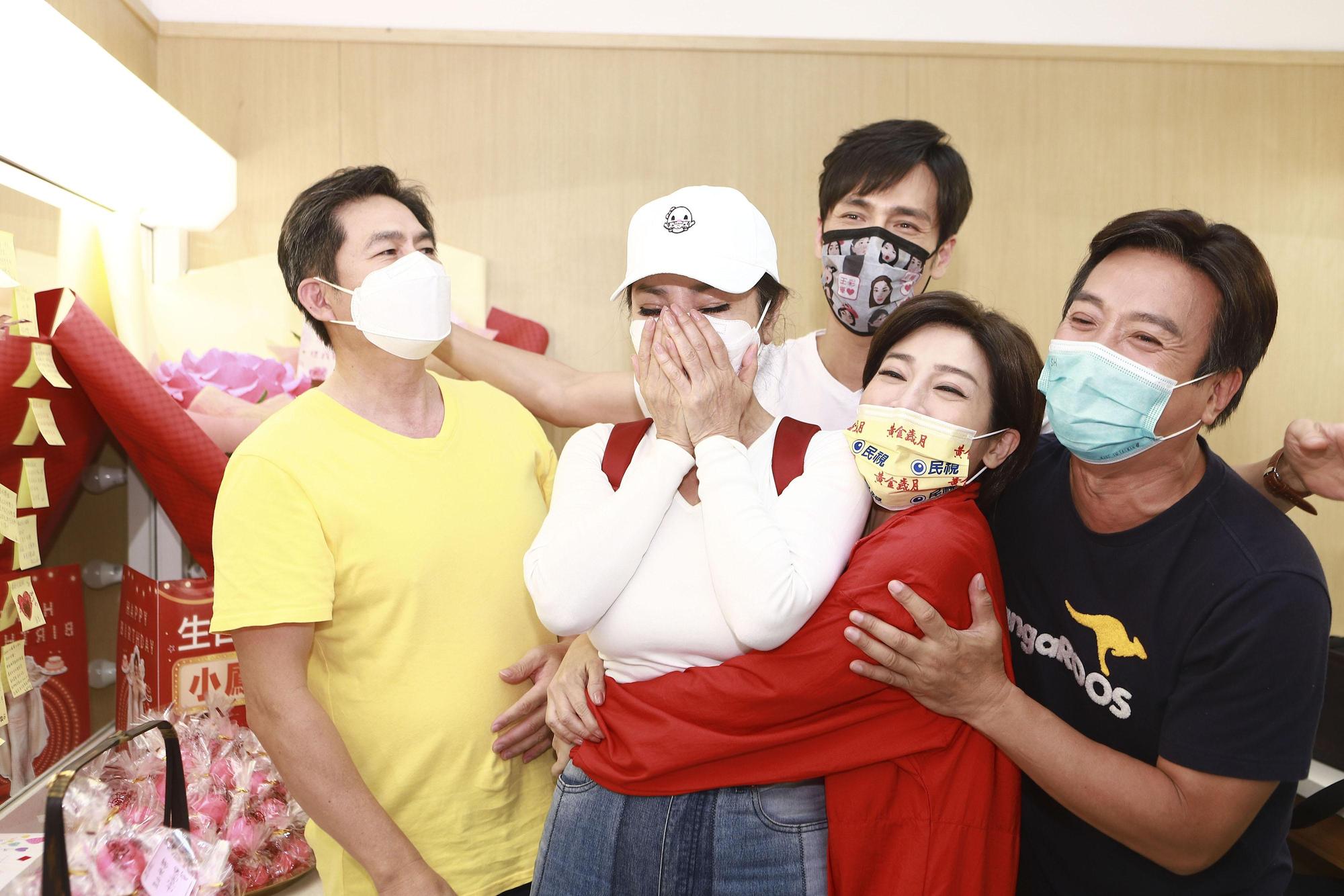 《黃金歲月》演員洪都拉斯、GINO、王彩樺、王中平一起替陳美鳳慶生,陳美鳳當場飆淚。(民視提供)