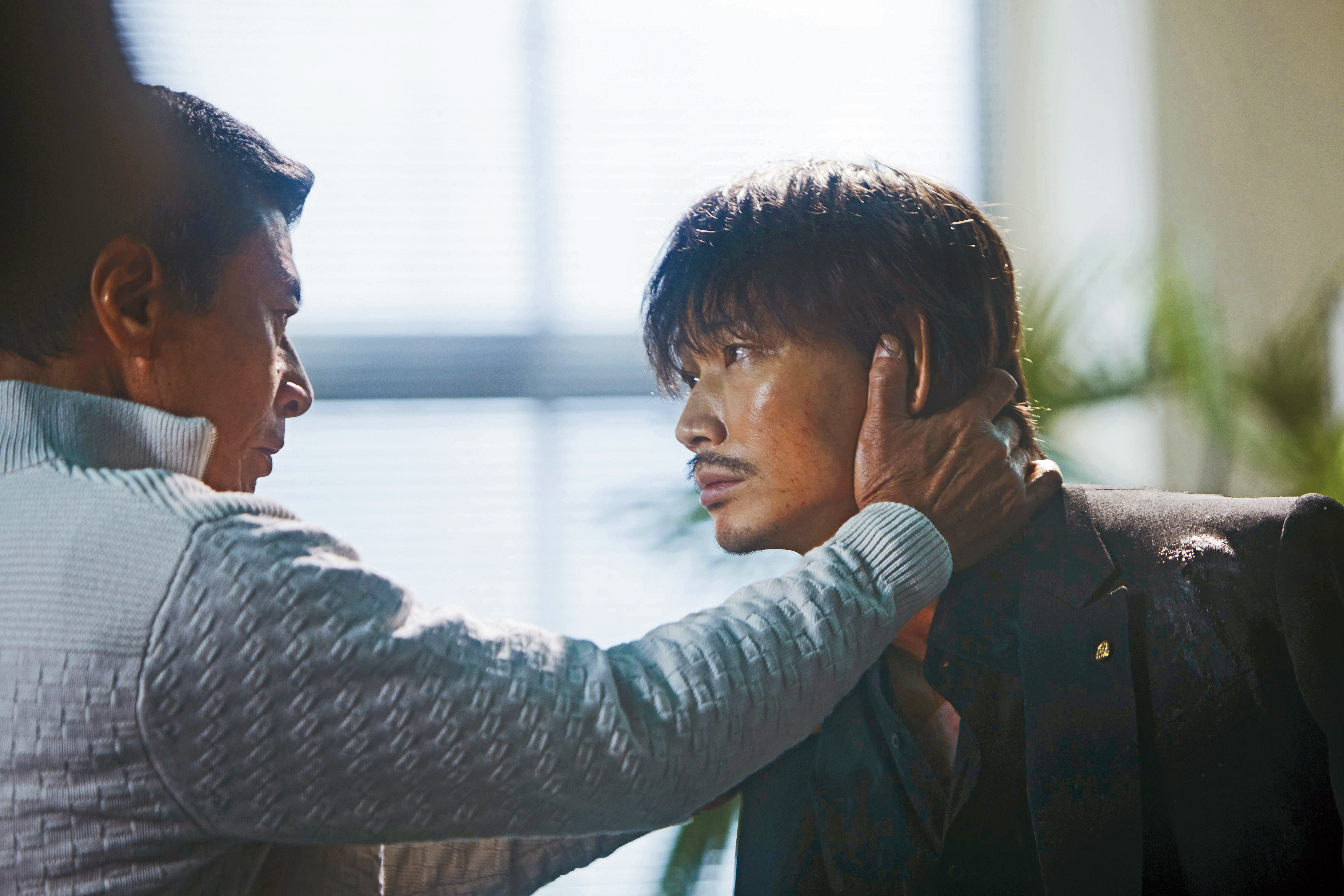 黑幫老大的義子為幫派頂罪入獄，出獄後人事已非，編導手法突破世人對黑幫電影的既定想像。（Netflix提供）