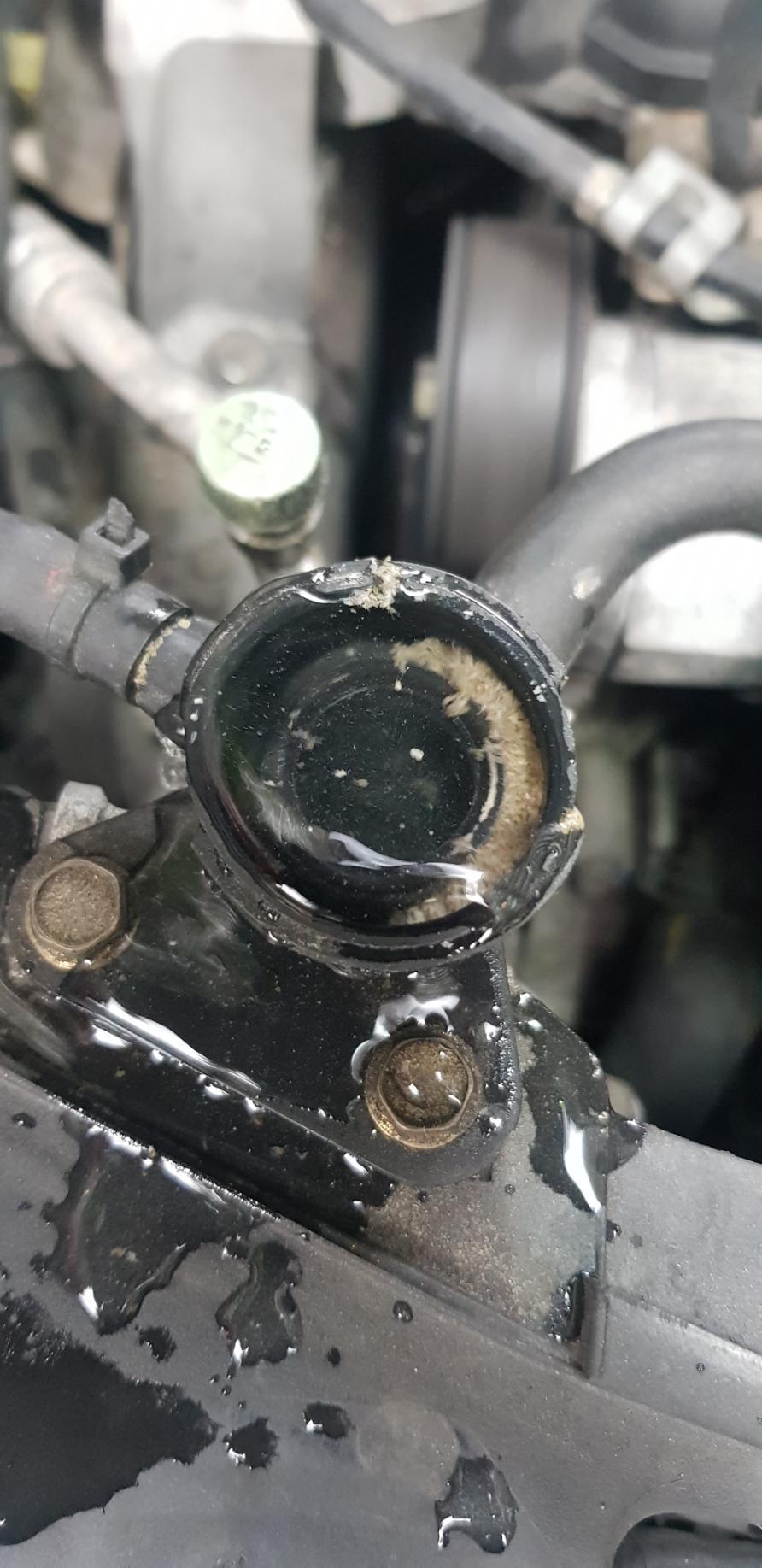 警政時報採訪車的水箱,被灌入疑似水泥的粉末。(翻攝畫面)