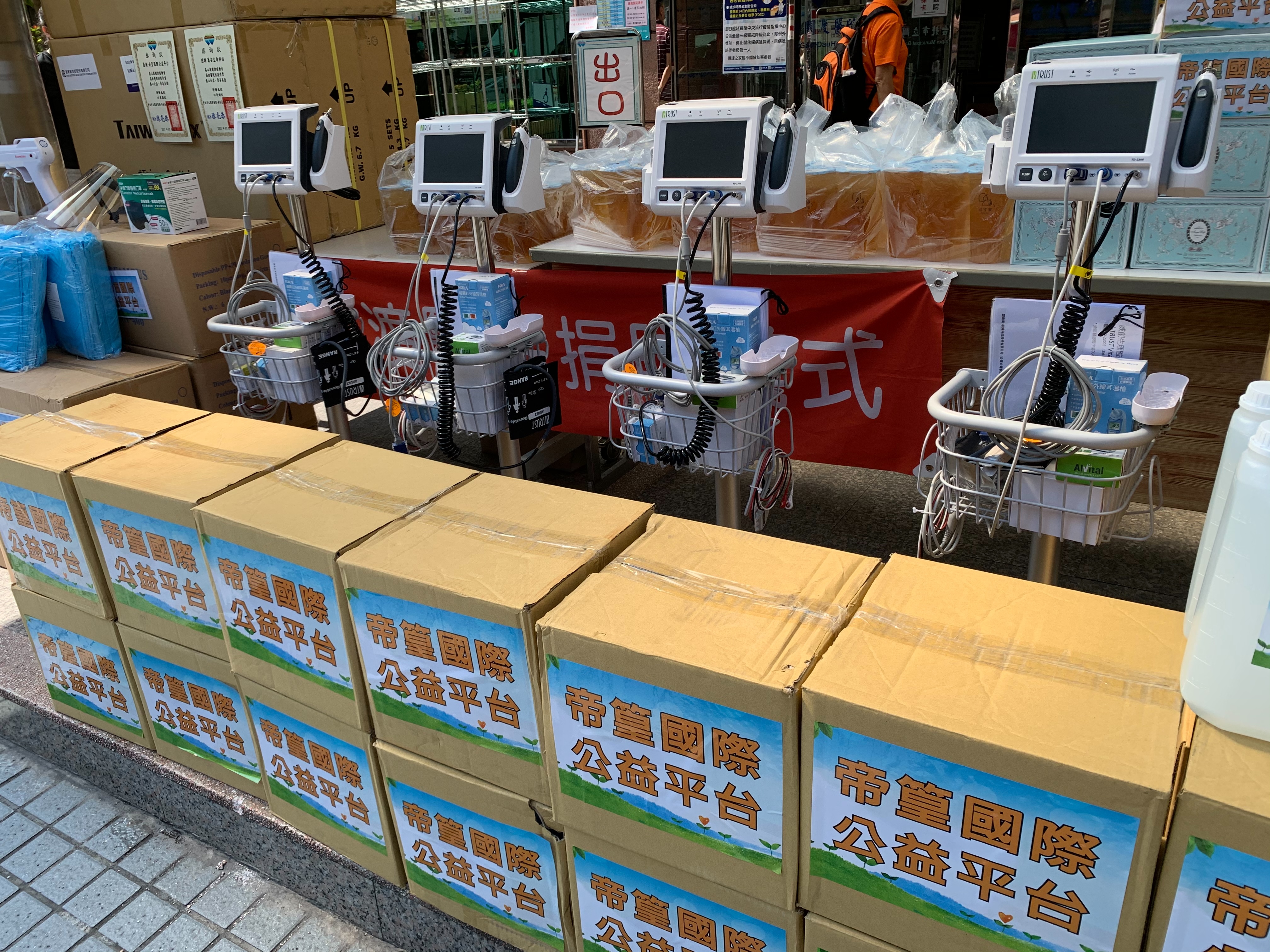 捐贈儀式下午三點在關渡醫院大樓前廣場舉行。(關渡醫院提供)