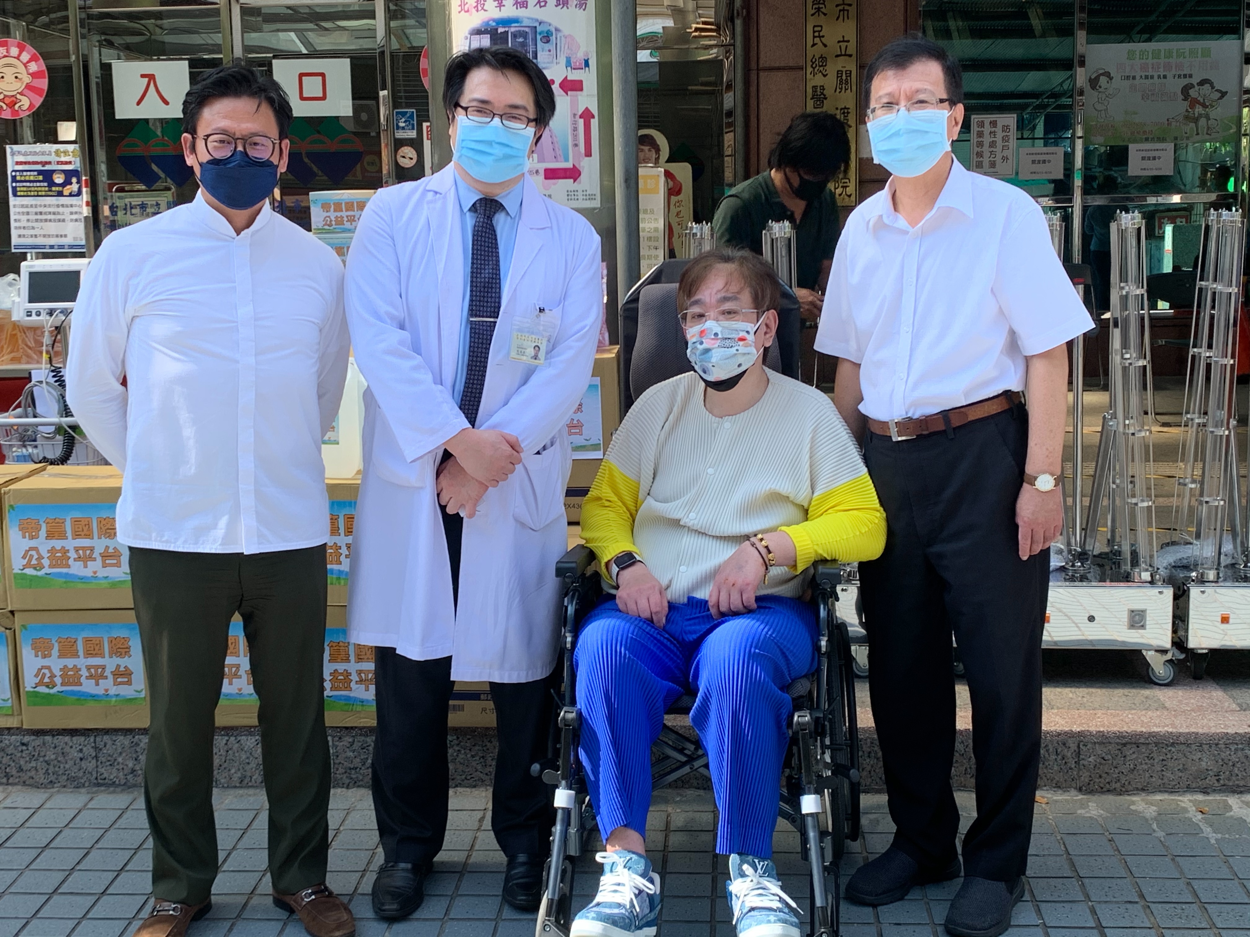 善心企業主和台北市議員潘懷宗，由北投區里長聯誼會長蘇府庭、關渡里長許瑩珠出席捐贈儀式，由關渡醫院院長陳亮恭代表接受。（關渡醫院提供）