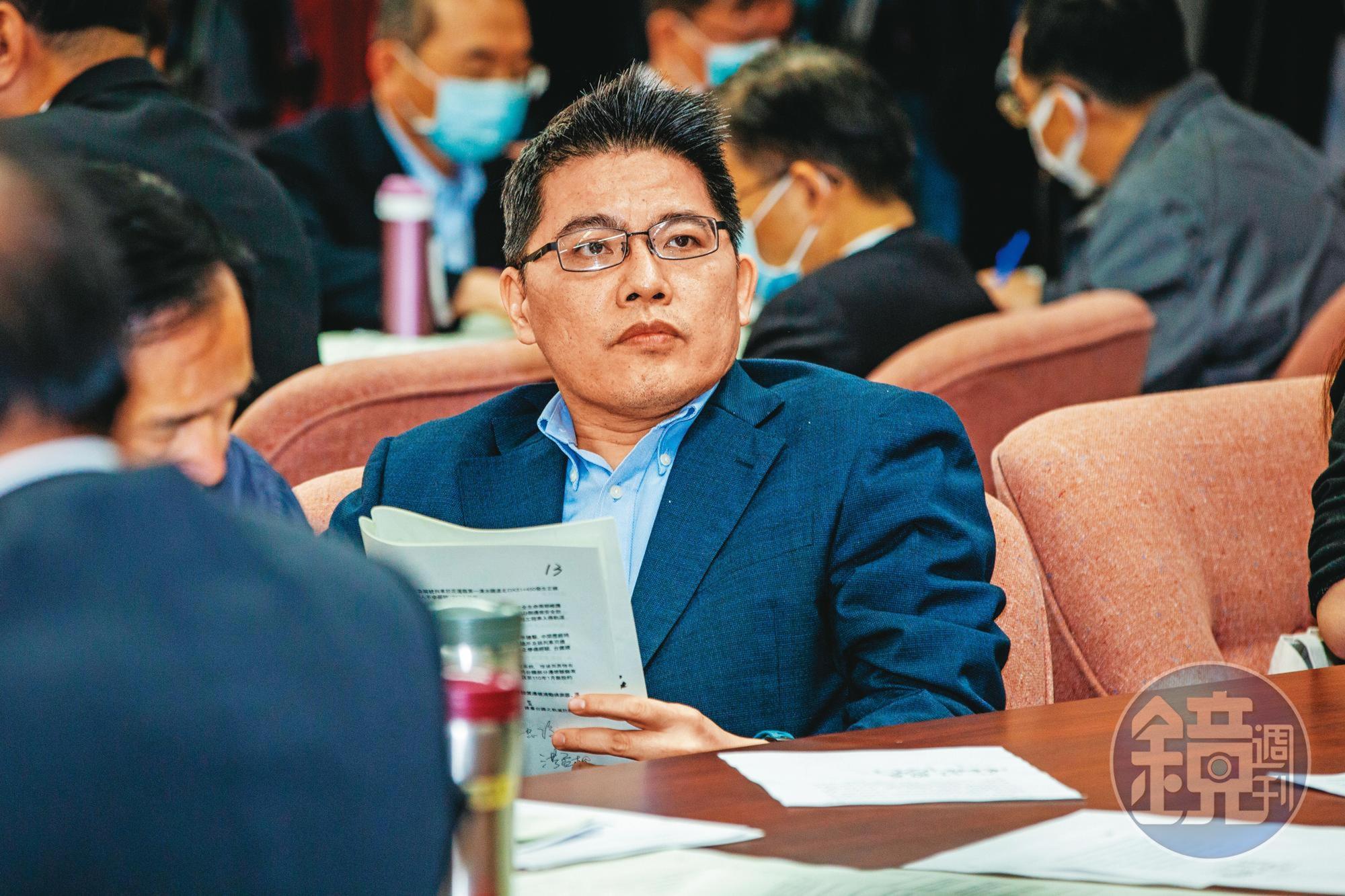 立委邱顯智認為,新竹縣政府明顯包庇非法殯葬業者。