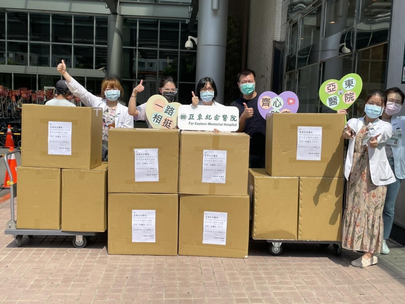 蔡詩萍與林書煒夫妻齊贈千套防水隔離衣給亞東醫院與雙和醫院。(怡佳娛樂提供)