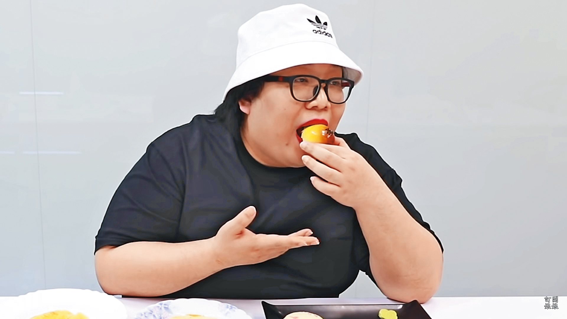 娘娘愛吃美食，卻不怕痛風纏身一直吃、一直吃。 （翻攝自娘娘YouTube）