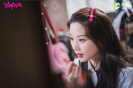 有「小全智賢」稱號的韓國女星文佳煐在《女神降臨》靠化妝大變身。（衛視中文台提供）